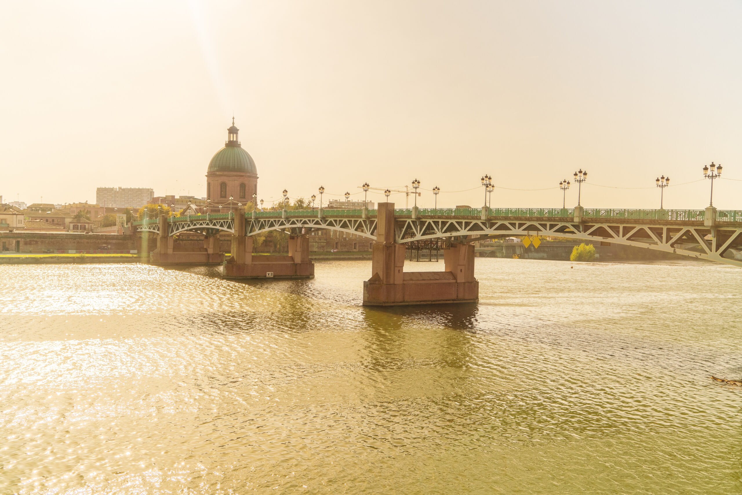 La Garonne avec le Dôme de La Grave Monument historique avant le coucher du soleil, Toulouse